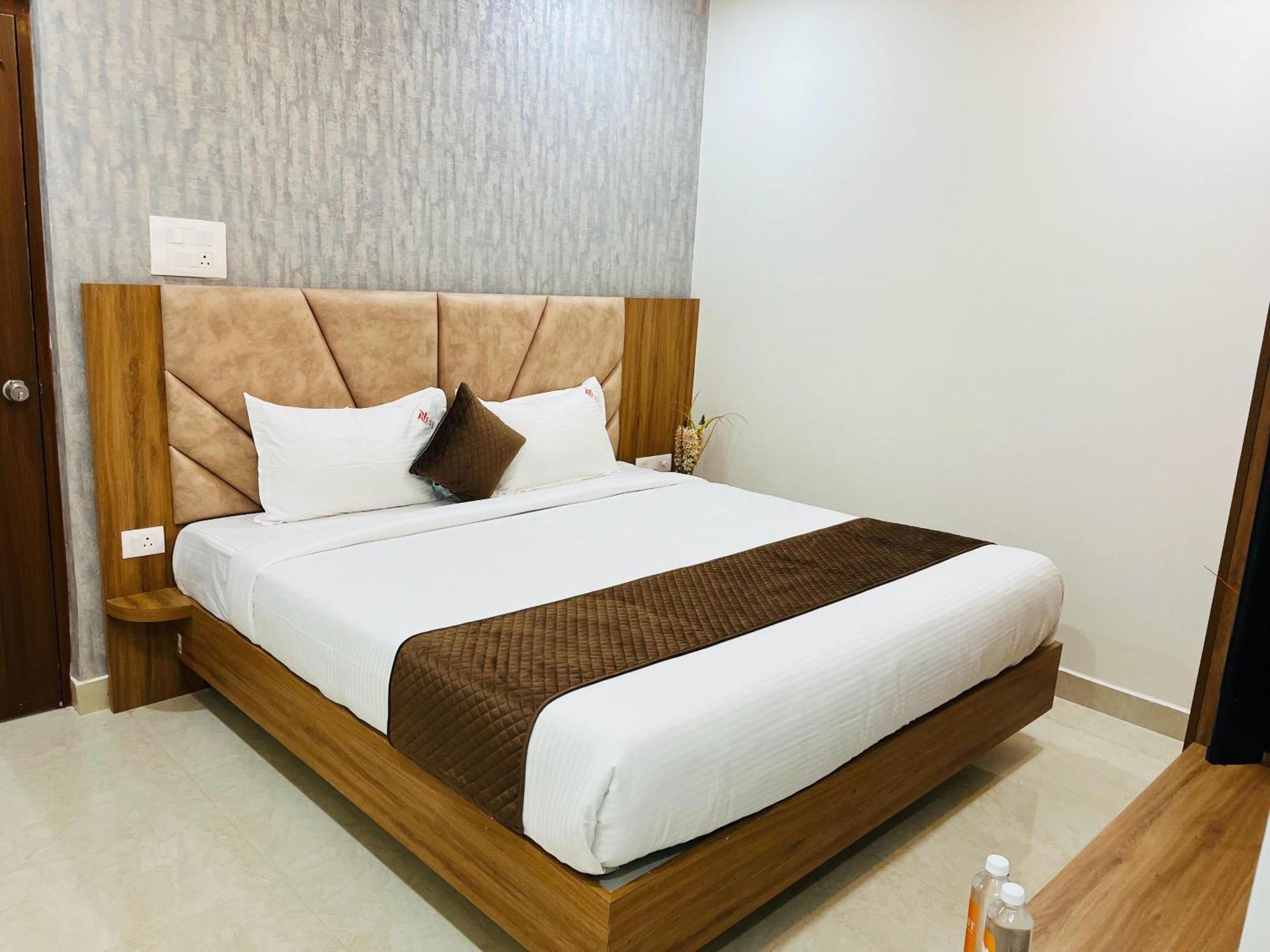 Viola Suites Hyderabad Eksteriør bilde